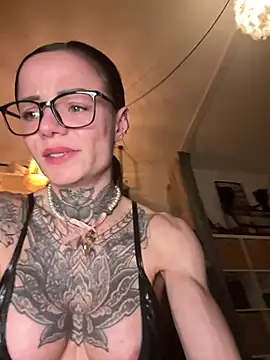 SkinnyLilly online show from March 15, 8:11 pm