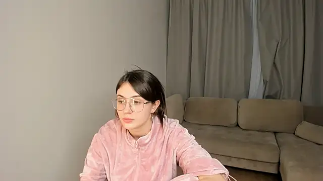 LareeGuzzo online show from March 18, 7:41 pm