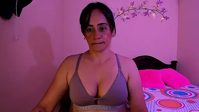 sara florez12 online show from August 3, 11:38 am