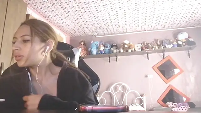 Ashley7811 online show from March 18, 3:44 am