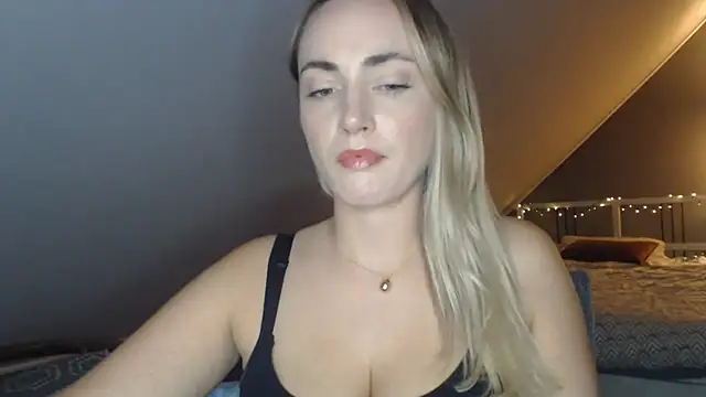ScarlettSensitive online show from July 22, 8:32 pm