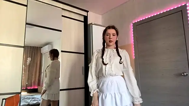 LynHaller online show from March 13, 5:09 am