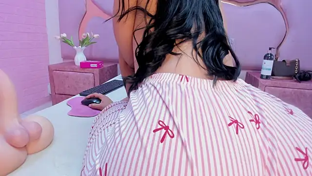 LaurendPink online show from August 1, 2:52 pm