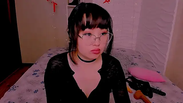 Akiko Yun online show from June 17, 12:45 am