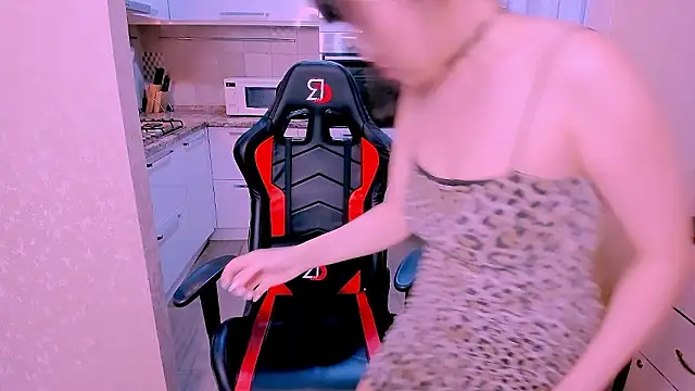 Akiko Yun online show from February 13, 11:56 am