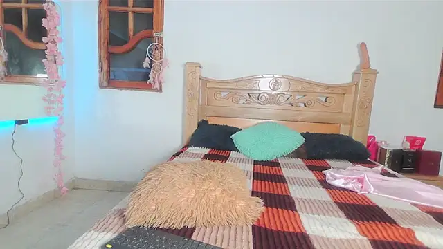 issi belle   online show from March 16, 11:30 pm