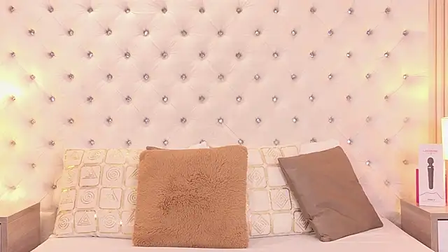 VaniaRouse online show from July 8, 2:19 pm