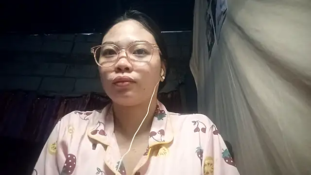 WhitneyUong online show from March 19, 9:57 am