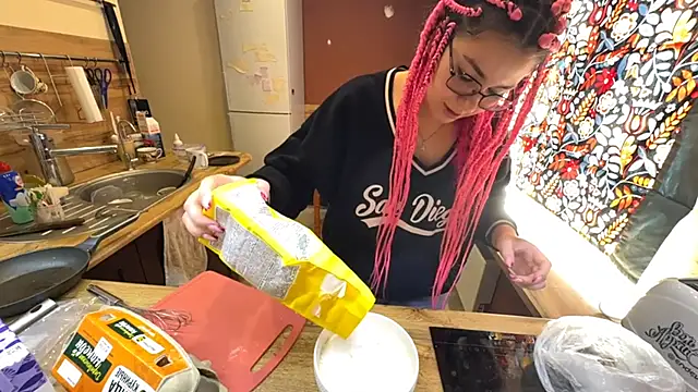 KlairRoms online show from March 18, 8:08 am