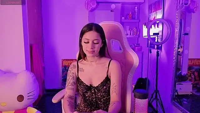 Oliviasims online show from July 4, 8:05 pm