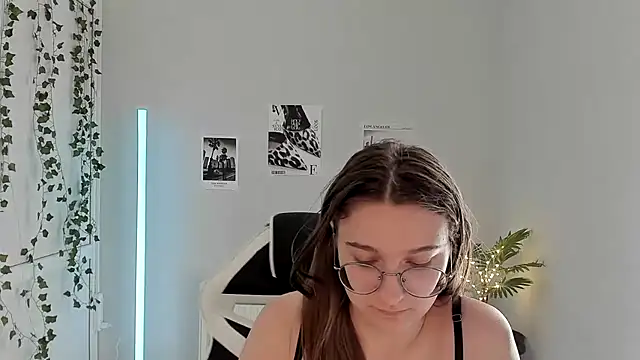 Mia kristal online show from July 7, 8:18 am