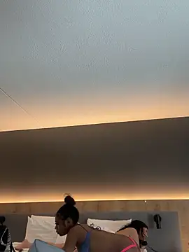 pinkylatenights online show from March 18, 6:24 pm