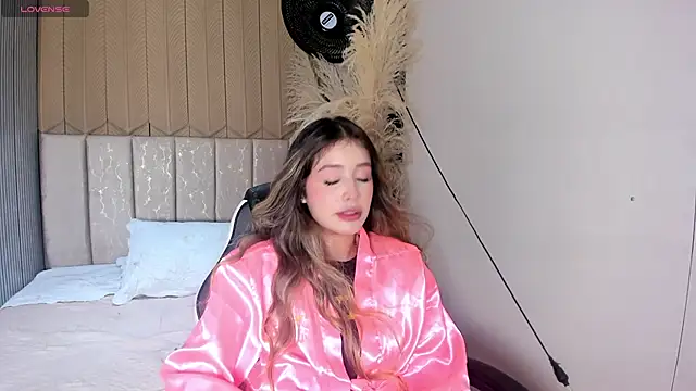 EmilyJohnsoon online show from May 16, 8:30 pm