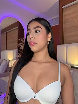 Rossie Blooms online show from June 19, 2:16 am
