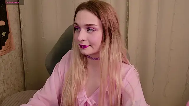 lucysussy online show from July 12, 5:25 pm
