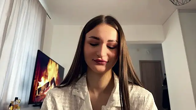 HallieHollo online show from April 8, 6:04 am