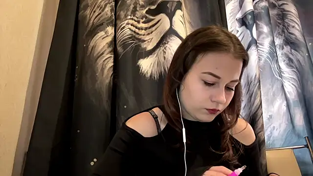 TinaBloom online show from April 2, 8:45 am