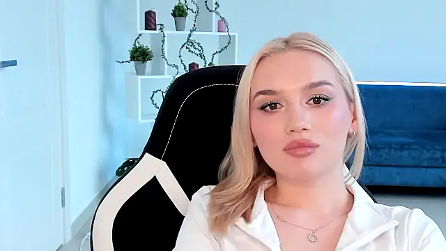 CarmonMola online show from April 1, 1:41 pm