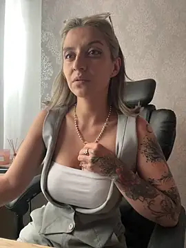 Isabella varella- online show from June 10, 3:44 pm
