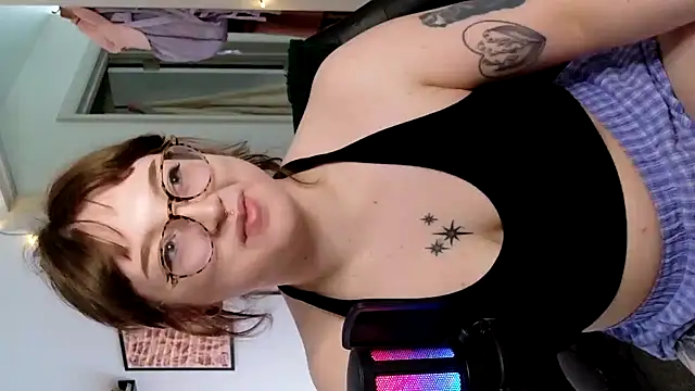 quinniecat online show from April 3, 7:34 pm