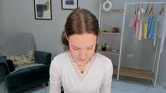 Gwen Moni online show from April 5, 1:10 pm