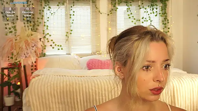 LoraDollie online show from April 24, 3:53 am