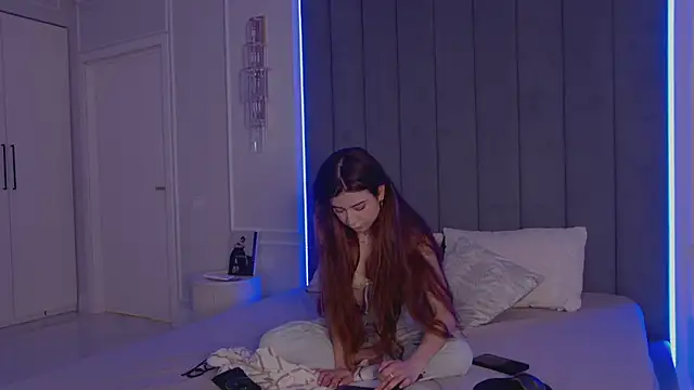 CarolineCox online show from April 8, 3:03 pm