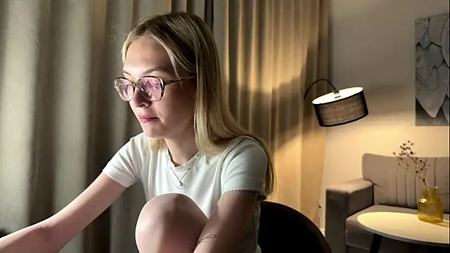 EvelineMolima online show from April 8, 7:05 pm