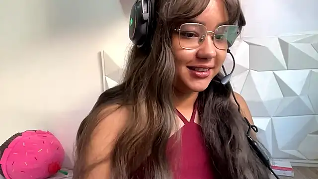 IsisValentine online show from April 22, 5:10 pm