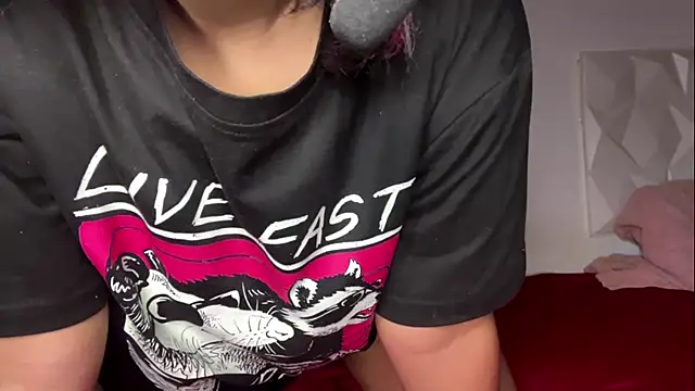 IsisValentine online show from July 25, 4:19 am