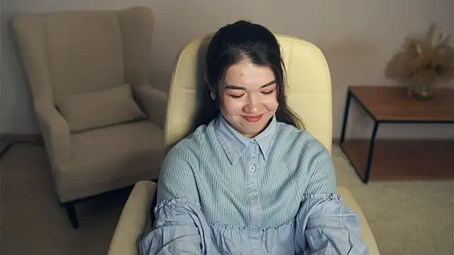 ShanaYock online show from April 11, 1:59 pm