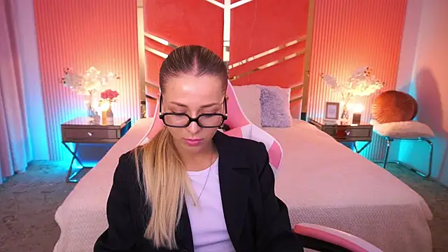 DoveLovee online show from June 5, 6:06 am