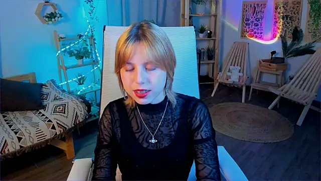 VivienneHebert online show from April 24, 12:30 pm