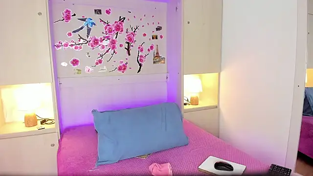TaylorBloom online show from July 14, 11:37 am