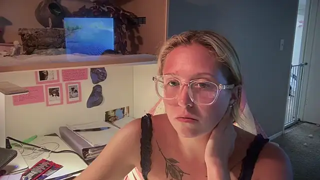 MUSCLEMOMMY1365 online show from April 26, 12:52 am