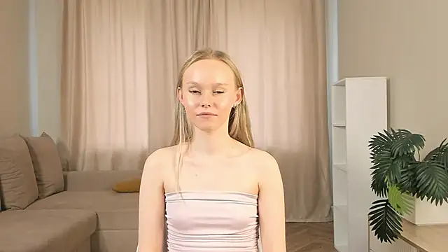 MadieTrajillo online show from April 24, 12:30 pm