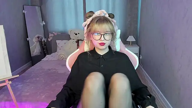 Helen Carson online show from April 21, 1:42 am