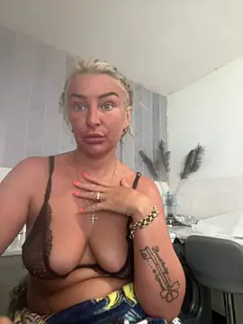 Naughtyhousewife x online show from June 16, 10:27 am