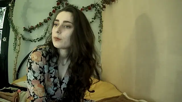 missclochette online show from April 22, 3:42 pm