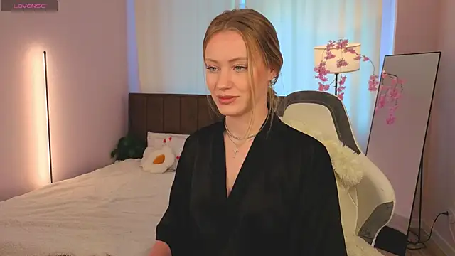 EvaHamilton online show from July 10, 1:17 am