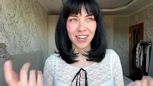 LuisaAlconcel online show from April 28, 1:37 pm