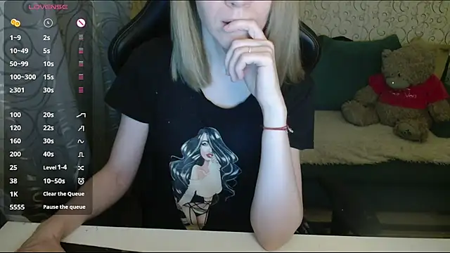  AlliceCullen  online show from April 22, 6:05 pm