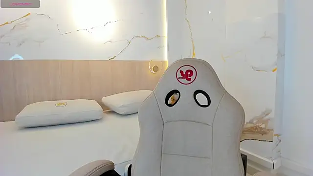 claire scott online show from April 24, 8:00 pm