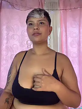 A CURVY HOT online show from May 11, 2:45 pm