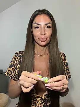 RaquelleXO online show from June 12, 9:28 am