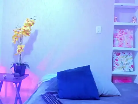 ChloeSmith9 online show from May 25, 7:57 pm