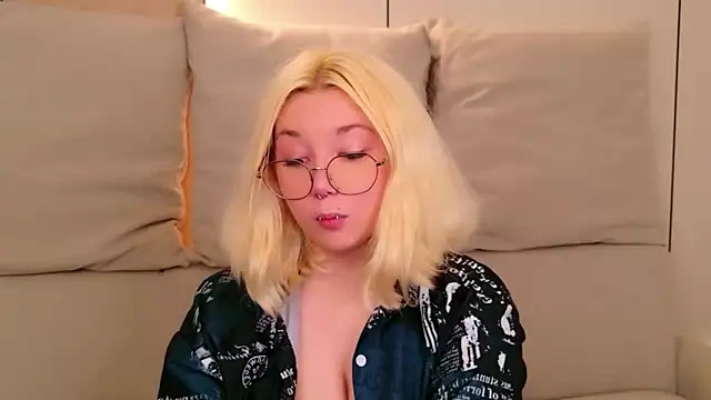 Cassey Well online show from May 20, 8:50 pm