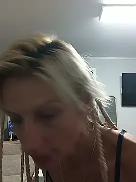 blonDDbombsheLL99 online show from June 15, 11:49 pm