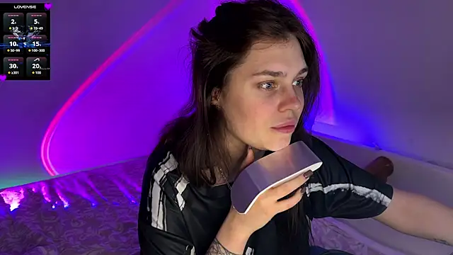 lolaluxe69 online show from May 17, 9:03 pm