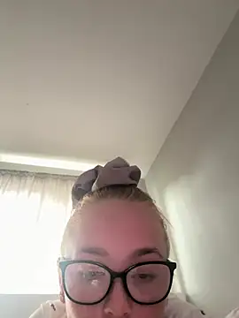 Snapshot of miaflowerxx chatting on May 19, 11:17 am miaflowerxx online show from May 19, 11:17 am